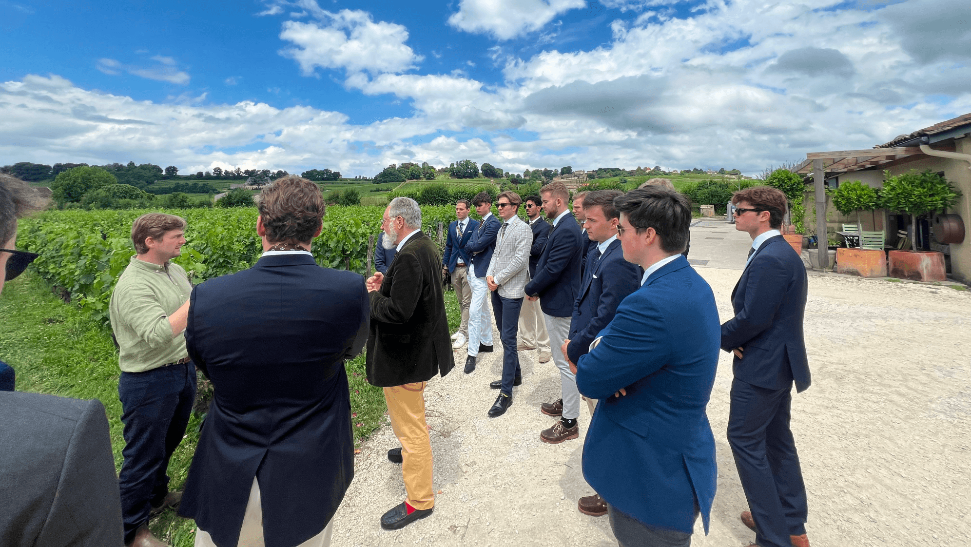 Corps Stauffia Mitglieder bei einer Veranstaltung im Weinberg